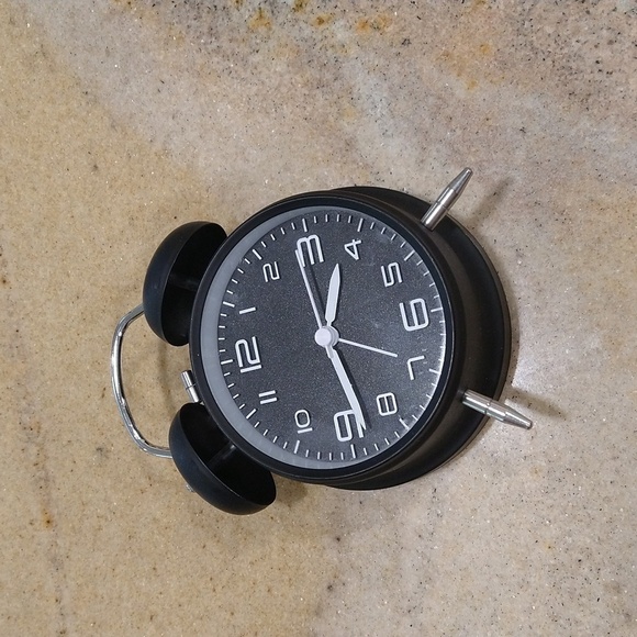 Black vintage style alarm clock battery operated - Picture 2 of 4